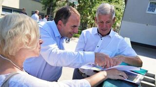 Kultusminister Alexander Lorz (M.) und die CDU-Landtagsabgeordnete Birgit Heitland ließen sich von Bürgermeister Helmut Glanzner die Pläne für die Umgestaltungen im Bereich der Weschnitz erläutern.