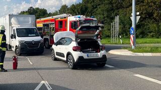 Die Feuerwehr nahm ausgelaufene Betriebsstoffe auf und reinigte die Straße.