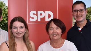 Beim Sommerfest der Lorscher Sozialdemokraten wurde Annette Moll (3.v.l.) für 30 Jahre Mitgliedschaft geehrt. Es gratulierten: Marius Schmidt (Vorsitzender Unterbezirk Bergstraße, l.), Simone Reiners (SPD-Landtagskandidatin) und Marcel Claros (Vorsitzender SPD Lorsch).