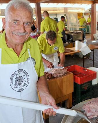Die Lorscher Klosterspatzen, hier der Vorsitzende Werner Klippel, bieten beim Sommernachtsfest am Sonntag wieder Riesenrippchen an.