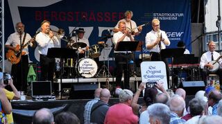 Als am frühen Samstagabend die Original Blütenweg Jazzer auf der Bühne am Bürgerwehrbrunnen standen, waren die Temperaturen ein wenig angenehmer.