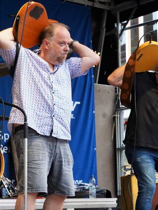 Die Magic Ed Combo lieferte eine flotte Bühnenshow ab (l.). Der künstlerische Leiter des Jazzfestivals, Bruno Weis (r.), war mit den Original Blütenweg Jazzern natürlich auch selbst musikalisch aktiv.