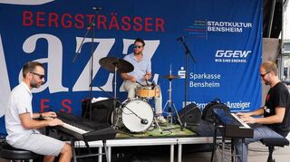 Das Stefan Ulbricht Trio (l.) servierte frühe Klavierstile der 30er und 40er Jahre. Die Dixie Heroes marschierten musizierend durch die Bensheimer Innenstadt.