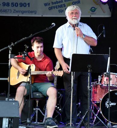 Zwingenberger Kerb, Ökumenischer Eröffnungsgottesdienst (18.30 Uhr), Fassbieranstich
"Prediger" Philipp Becker (mitte) musikalisch unterstützt durch Frau Ulrike und Felix Wüst an der Gitarre
Foto: Jürgen Strieder
Tel: 01713452063