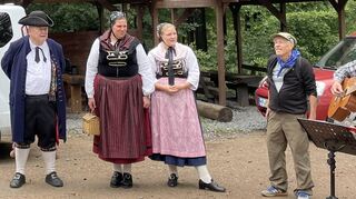 Als die Pilger am Kaiserturm ankamen, stellten Fritz Ehmke, Simone Meister und ihre Tochter (von links) ihre farbenfrohe Odenwälder Tracht vor. Peter Roßmann (rechts) trug das Kaiserturmlied mit seiner Gitarre vor.