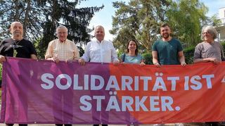 Der DGB Bensheim ist solidarisch mit der Protestaktion von Lkw-Fahrern an der A 5. Unser Bild zeigt (v.l.) Günther Schmidl, Kurt Manich, Horst Raupp , Prof. Vanessa Lange, Lucas Hampel und Reiner Drewelies.