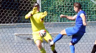 Vier Mal musste der Reichenbacher Torwart Daniel Degenhardt (links) in Lorsch hinter sich greifen; hier verhindert er aber gegen den Olympianer Sascha Wickler einen weiteren Gegentreffer.