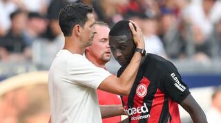 Frankfurts Cheftrainer Dino Toppmöller (l.) weiß, was er an seinem Topstürmer Randal Kolo Muani hat.