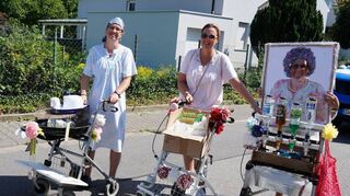 Eine kreative Nutzung eines Rollators präsentierte Seniorenclub Freude im Alter.