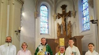 Pater Witold (3.v.l.) hatte in diesem Sommer einmal mehr Pfarrer Klaus Rein (4.v.l.) während der Ferienzeit vertreten. Nach dem Sonntagsgottesdienst bedankte sich die Pfarrgemeinde bei ihm.