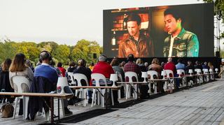 Zuschauer verfolgen beim Festival des deutschen Films auf der Parkinsel auf einer großen LED-Videoleinwand einen Kinofilm. (Archivbild)