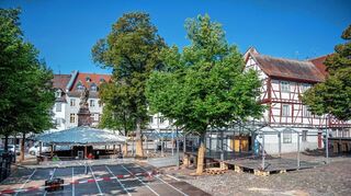 Auf dem Marktplatz haben die Aufbauarbeiten für das Winzerdorf begonnen. Das Bergsträßer Winzerfest wird am 2. September eröffnet.