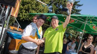 Kerwevadder Jan Machleid gratulierte Thomas Geffert vom VFF zum Sieg beim Motivwagen-Wettbewerb.