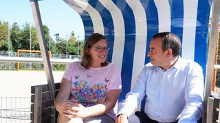 Fürs Pressefoto nahmen Schulleiterin Sandra Aust und Kultusminister Alexander Lorz im Strandkorb auf dem Hof der Einhäuser Grundschule Platz. Die Pädagogin nutzte die Gelegenheit, dem Landespolitiker eindringlich die Probleme zu schildern, mit denen auch die Schule an der Weschnitz zu kämpfen hat.