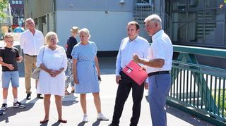 Bei einem Rundgang durch die Ortsmitte zeigte Bürgermeister Helmut Glanzner (r.) den Besuchern, unter anderem Kultusminister Alexander Lorz, Erste Kreisbeigeordnete Diana Stolz und Landtagsabgeordnete Birgit Heitland, auch den neu gebauten Weschnitzsteg.