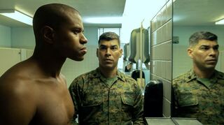 Bei seinen Kameraden stößt Ellis French (Jeremy Pope) auf Ablehnung stößt, doch Sergeant Rosales (Raúl Castillo) scheint ihm zugewandt zu sein.