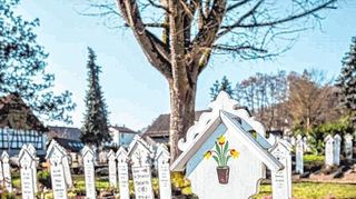 Unter anderem um die Friedhöfe und die Kindergärten muss sich die Verwaltung kümmern. Rechts der Bauhof am Kamsbachweg.