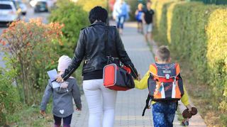 Eltern sollten mit den angehenden Erstklässern die Sommerferien nutzen, um den Schulweg zu üben.