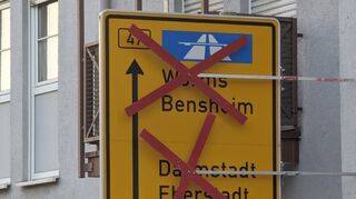 Reichenbach. Die vielen Baustellen auf den Straßen in der Region können den Autofahrern schon die Nerven rauben. Wo heute noch der Verkehr reibungslos fließt, kann sich morgen schon ein Wald aus Absperrungen aufgetan haben. Die Umleitung mit der Nummer 345 a  oder ähnlich  führt dann zwar sicher und zuverlässig um die Baustelle herum, aber wer hat schon die Zeit für eine einstündige Tournee durch die  zugegeben herrlich sommerliche  Landschaft, wenn er zehn Minuten des Weges einkalkuliert hat?
Immerhin: so schlimm, wie es die Verkehrsbehörden in Reichenbach ankündigen, ist es dann doch nicht. Hier wurde schlicht vergessen, den Hinweis auf die Sperrung Richtung Eberstadt zu entfernen. Die Straße durch Beedenkirchen ist bekanntlich seit Anfang des Monats wieder offen.
Nur vorerst freilich, damit die Sperrung der 47 in Wilmshausen umfahren werden kann. In gut einer Woche wendet sich dann das Bild: Die B 47 ist dann in Wilmshausen wieder  halbseitig  frei. In Beedenkirchen wird dann weitergebaut. Vermutlich bis Ende September. Aber wer weiß das schon so genau?	tm/Bild: tm