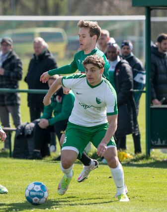 Evangelos Politakis (vorn im weißen Trikot) kann am Samstag im Kerwe-Heimspiel wieder für den VfR Fehlheim auflaufen.