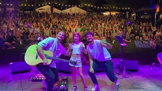 Ein Bild vom trockenen Mittwoch: Während das Stadtpark-Festival Vogel der Nacht am Donnerstag mit Regen und Gewitter zu kämpfen hatte, blieb es einen Tag zuvor trocken. Beim Auftritt der Band Parallel stand Julia als Sängerin kurzzeitig mit auf der Bühne.