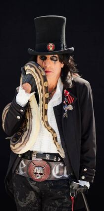 Alice Cooper spielt nicht nur gekonnt mit Schlangen.