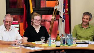 Im Bensheimer Rathaus präsentierte der Verkehrsverein am Donnerstag das diesjährige Winzerfest-Programm. Unser Bild zeigt (v.l.) Otto Guthier, Vorsitzender des Weinbauverbands, die künftige Weinkönigin Nina Kaltwasser und Thomas Herborn, geschäftsführender Vorsitzender des Verkehrsvereins.