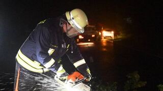 Unwettereinsatz Bensheim Fehlheim, 26.08.2023 gegen 1:00 Uhr / Sturmboe über Rodau und Fehlheim ... Kerwedorf in Mitleidenschaft...
Foto: Jürgen Strieder
Tel: 01713452063