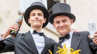 Kerweparrer Jan-Lukas Stuckert (rechts) und sein Mundschenk Moritz Roth.