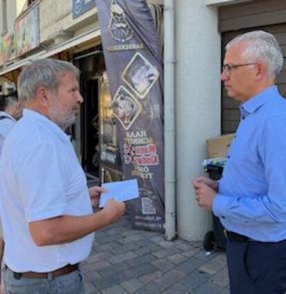 Dr. Jürgen Reiter (l.) gab Minister Tarek Al-Wazir ein Schreiben mit auf den Weg.