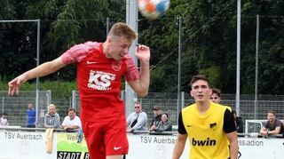 Dieser Kopfball von Nico Jäger landet auf der Torlatte; insgesamt jedoch war die TSV gegen Geinsheim die klar unterlegene Mannschaft.
