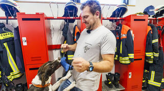 Hündin Gooods Kulava Kutiva, was übersetzt aus der afrikanischen Sprache Shangaan Neugier heißt, ein Mischling aus australischen Shepherd/Drahthaar und Labrador, und Matthias Klein, Leiter der Polizeidiensthundestaffel Südhessen und Hundetrainer.