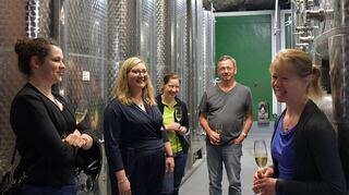 Deutsche Weinhoheiten zu Besuch an der Hessischen Bergstraße: (v.l.) die Deutsche Weinkönigin Katrin Lang, die Bergsträßer Weinkönigin Stefanie Kippenhan sowie Monika und Heinz Freiberger und Charlotte Freiberger-Rabold.