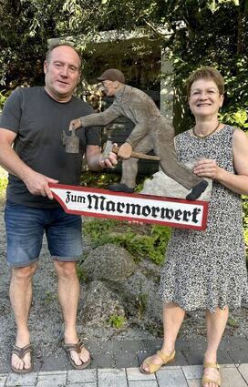 Die von Tilmann Zobel geschaffene Figur übergab Frank Krauß aus dem Nachlass seines Vaters an Susanne Sartorius vom Förderverein.