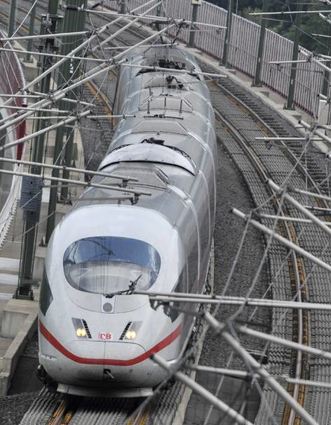 ARCHIV - Ein ICE der Deutschen Bahn fährt am 21.07.2010 auf der Hochgeschwindigkeitstrasse der Bahn bei Neuwied. Am 2. Juni 1991 fährt zum ersten Mal offiziell ein ICE auf den Gleisen der Deutschen Bahn. Die Jungfernfahrt startet in Hamburg, Ziel ist München. Heute nutzen täglich 210 000 Fahrgäste den Schnellzug. Foto: Boris Roessler dpa (zu dpa-Themenpaket am 27.05.2011)  +++(c) dpa - Bildfunk+++