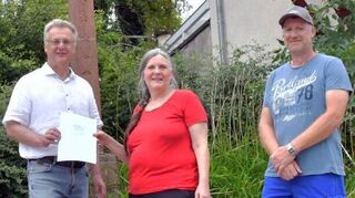 Inge Riebeling bekam eine Urkunde von Bürgermeister Rainer Burelbach (links) und Harald Schumacher.