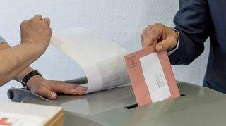 Hessens Ministerpräsident Boris Rhein (CDU) ist mit gutem Beispiel vorangegangen und hat seine Stimme zur Landtagswahl gleich am ersten Tag abgegeben, an dem Briefwahl möglich war. Dabei rief er alle auf, sich an der Wahl zu beteiligen, „denn Demokratie lebt von jeder einzelnen Stimme“.