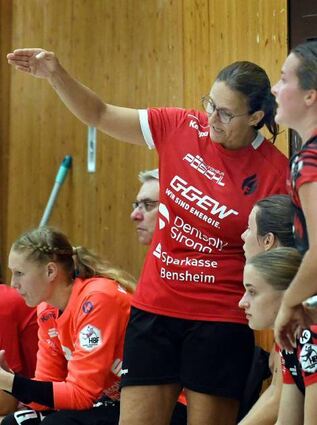 Flames-Trainerin Heike Ahlgrimm (hier mit Lisa Friedberger) freut sich auf den Supercup.