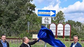 Zusammen mit ZAKB-Geschäftsführer Sascha Bocksnick (l.) enthüllten Bürgermeister Christian Schönung (r.) und Kreisbeigeordneter und ZAKB-Verbandsvorsitzender Matthias Schimpf die neue Beschilderung am Wertstoffhof.
