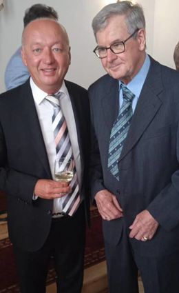 György Werner (r.) wurde vom Mohácser Bürgermeister Gábor Pavkovicss ausgezeichnet.