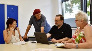 Willkommen im neuen Zuhause: Mareike Behrens, Leiterin der Diakoniestation in Auerbach, Reiner Trabold, Heiko Sellerer und Irmtraud Gries (vom VdK-Vorstand) (v.l.), im neuen Büro des VdK-Ortsverbands Bensheim/Schönberg.