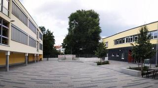 Noch ist die Schule an der Weschnitz im Ferienmodus: Ab kommender Woche zieht hier wieder Leben ein. Schon am Samstag finden in der Mehrzweckhalle (r.) die Einschulungsfeiern statt.