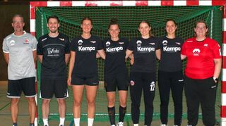 Das Junior-Flames-Trainerteam mit den Neuen: v.l. Sascha Kuhn (Trainer), Jan Willner (Co-Trainer), Johanna Borrmann, Josi Dingeldein, Tabea Coors, Johanna Haack, Lisa Brennigke (Torwarttrainerin). Es fehlen Maike Fetzner und Stefan Hartmann (Athletiktrainer).