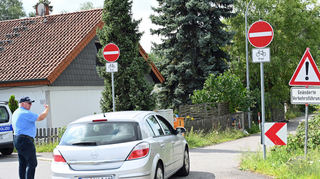 Ordnungspolizeibeamter Michael Zehnbauer erläuterte Autofahrern, die wie gewohnt abbiegen wollten, gestern auch persönlich den Sinn der Neuregelung.