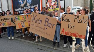 Vor dem Bensheimer Kolpinghaus protestierten am Mittwochabend 160 Demonstranten gegen den Auftritt von Kayvan Soufi-Siavash.
