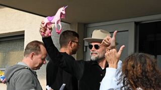 Ein Mann und sein rosa Einhorn: Kayvan Soufi-Siavash, besser bekannt als Ken Jebsen, im Eingangsbereich des Kolpinghauses.