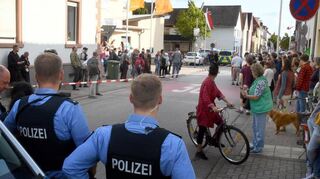 Polizei und städtische Ordnungskräfte sicherten am Mittwoch die friedliche Kundgebung am Kolpinghaus.