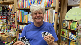 Wolfgang Blatt, Inhaber des Spielzeuggeschäfts Urmel, zeigt das neu aufgelegte Mannheim Memory.