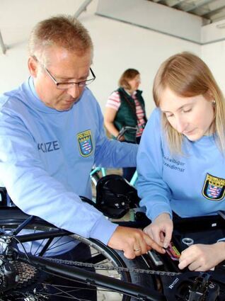 Beim Aktionstag der Polizei werden Räder registriert.