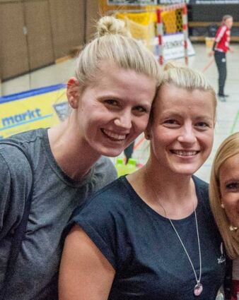 Die Freundinnen Kim Naidzinavicius (li.) und Antje Döll (früher Lauenroth) kamen immer wieder gern als Zuschauerinnen zu den Flames-Spielen.